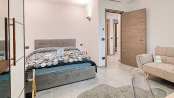 Standard-Apartment, Mehrere Schlafzimmer (Gemma Marina near Villa Grock Museum) | 1 Schlafzimmer, laptopgeeigneter Arbeitsplatz, Bügeleisen/Bügelbrett