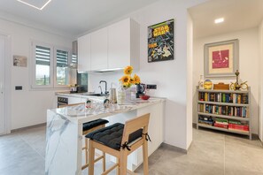 Appartamento Standard, camere multiple (Gemma Marina near Villa Grock Museum) | Cucina privata | Frigorifero, forno, piano cottura, lavastoviglie