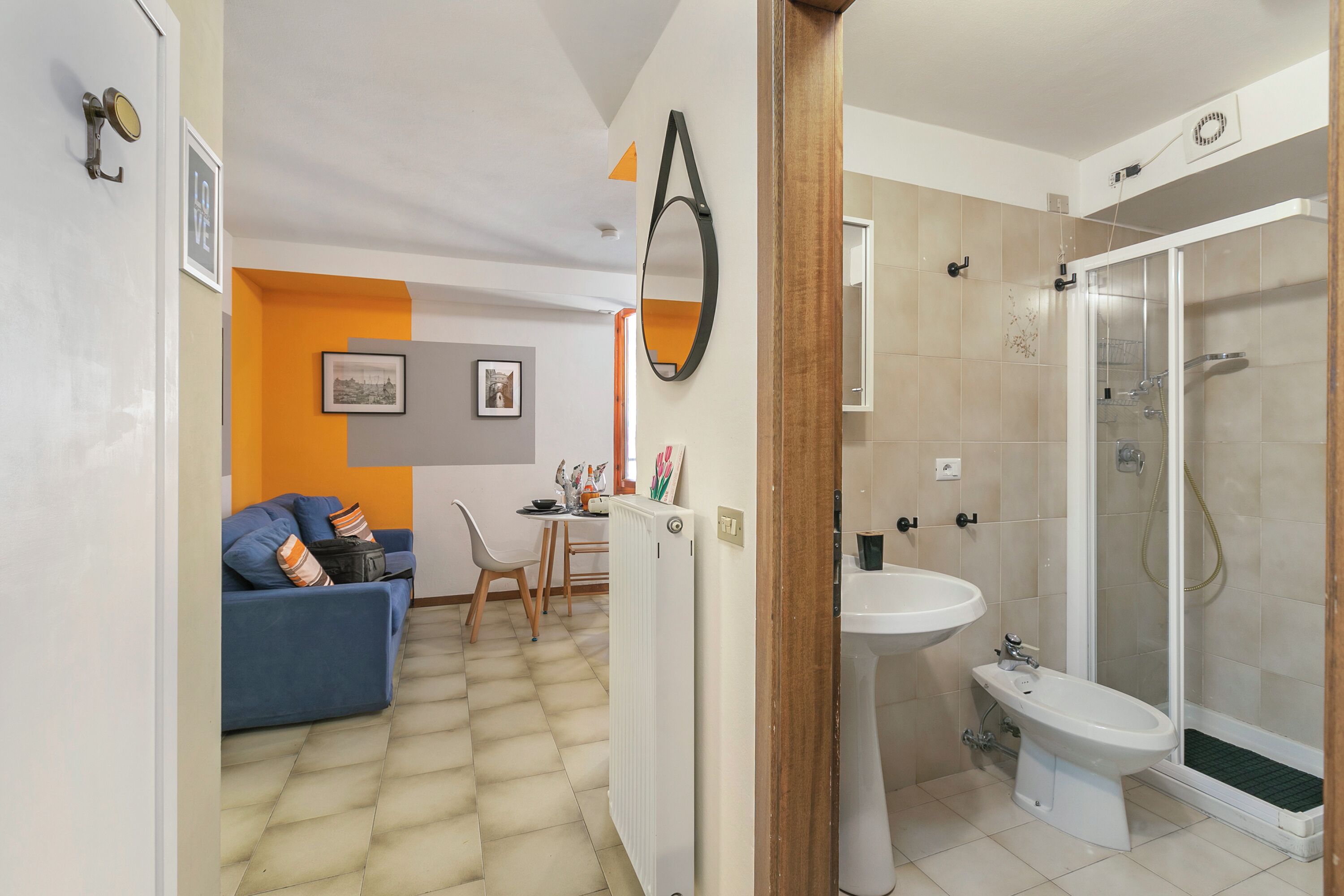 Une salle de bain moderne avec une douche à parois de verre, un lavabo blanc et un bidet.