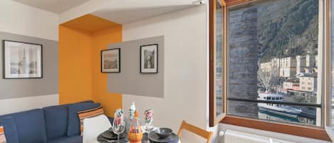 Family Apartment, Multiple Bedrooms (The Harbor Old House) | Dining