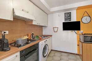 Familie appartement, meerdere slaapkamers (The Harbor Old House) | Privékeuken | Een koelkast, een microgolfoven, een oven, een kookplaat