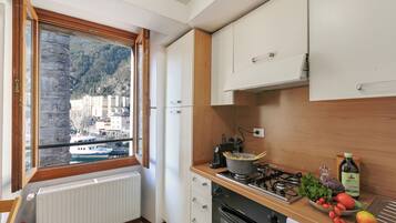 Lemari es, microwave, oven, dan kompor