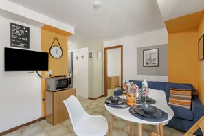 Apartament familiar, diversos dormitoris (The Harbor Old House) | Sala d'estar | Televisor intel·ligent de 21 polzades amb canals per cable 