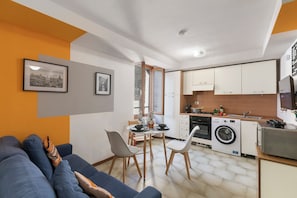 Family Apartment, Multiple Bedrooms (The Harbor Old House) | Living area