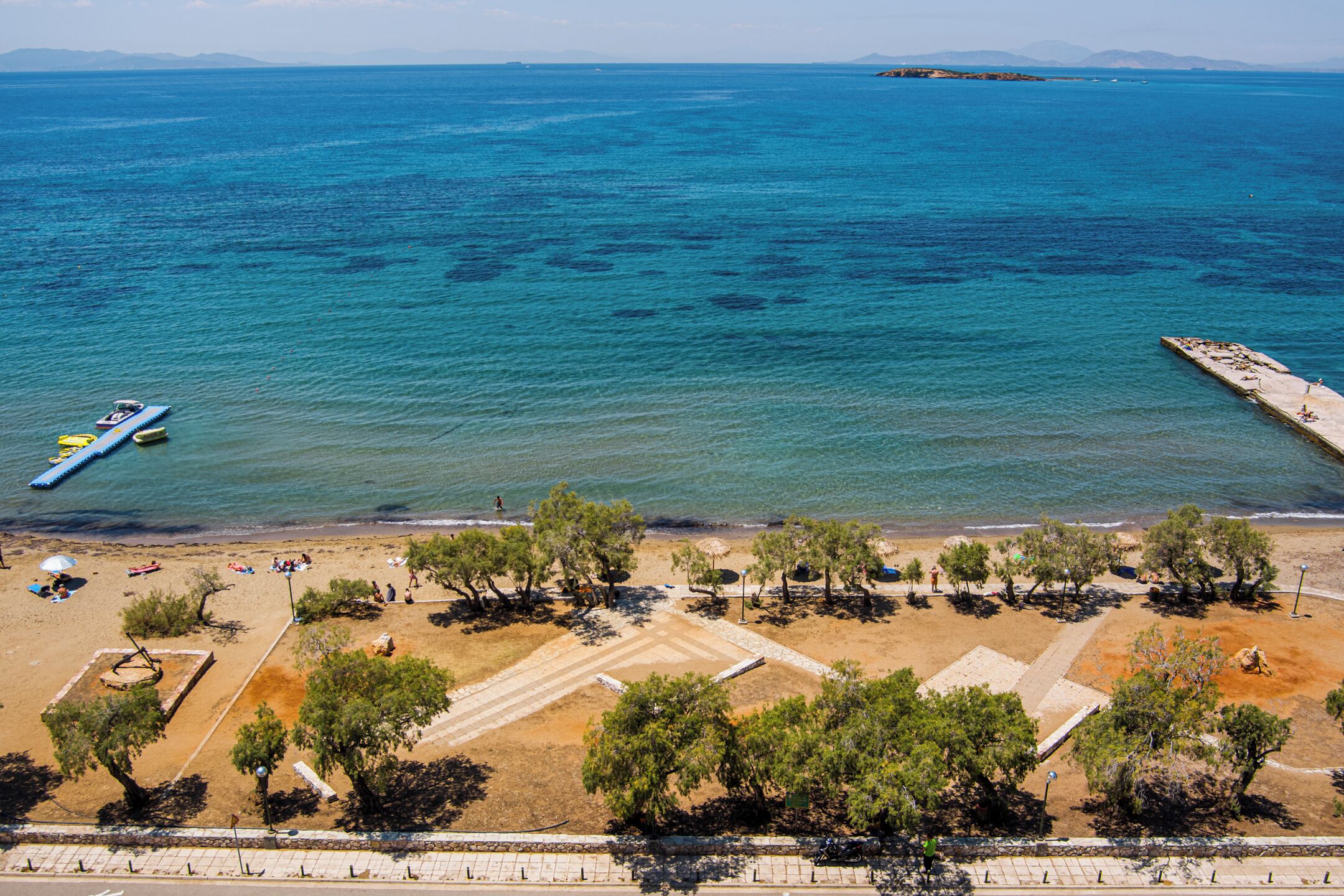 Ligstoelen aan het strand, strandlakens