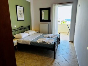 1 bedroom, Internet, bed sheets - Son of the Beach Apartment - 20sec walk to beach (Chania)