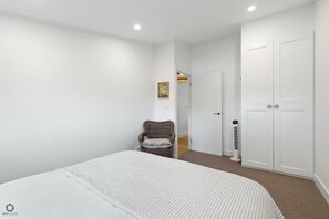 2 عدّة غرف نوم ومكواة/لوح كي وواي فاي وملاءات أسرّة