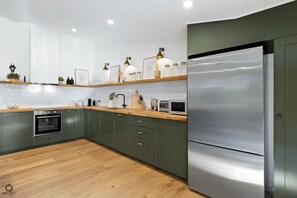 Fridge, microwave, oven, stovetop - The Country Apartment - Gorgeous new accommodation on prestige property (Richmond Lowlands)
