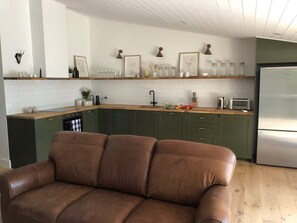 Smart TV - The Country Apartment - Gorgeous new accommodation on prestige property (Richmond Lowlands)