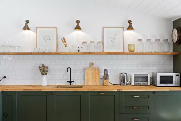 Køleskab, mikrobølgeovn, ovn, kogeplade