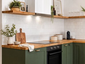 Coffee/tea maker, fridge, microwave, oven