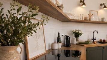 Coffee/tea maker, fridge, microwave, oven