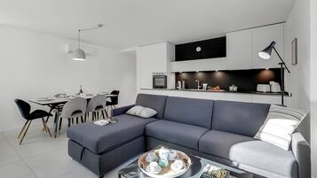 Căn hộ dành cho gia đình, 2 phòng ngủ, 2 phòng tắm (Corte di Ascona 3) | Khu phòng khách | TV màn hình phẳng 21-inch có truyền hình cáp