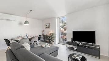 Family Apartment, Multiple Bedrooms, 2 Bathrooms (Corte di Ascona 4) | Living area | 21-inch flat-screen TV with cable channels