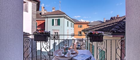 Familienapartment, 3 Schlafzimmer, 2 Bäder (Corte di Ascona 4 with Balconies for) | Speisen im Freien