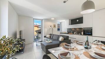 Familienapartment, Mehrere Schlafzimmer, 2 Bäder (Corte di Ascona 4) | Wohnbereich | 21-Zoll-Flachbildfernseher mit Kabelempfang