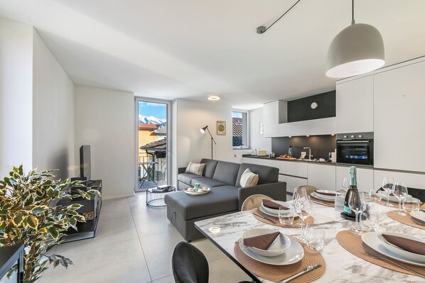 Familieleilighet, flere soverom, 2 bad (Corte di Ascona 4) | Oppholdsområde | En 21-tommers Flatskjerm-TV med kabel-kanaler