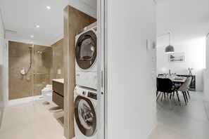 Shower, hair dryer, towels, soap - Corte di Ascona Apartments (Ascona)