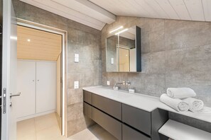Familienapartment, Mehrere Schlafzimmer, 2 Bäder (Corte di Ascona 4) | Badezimmer