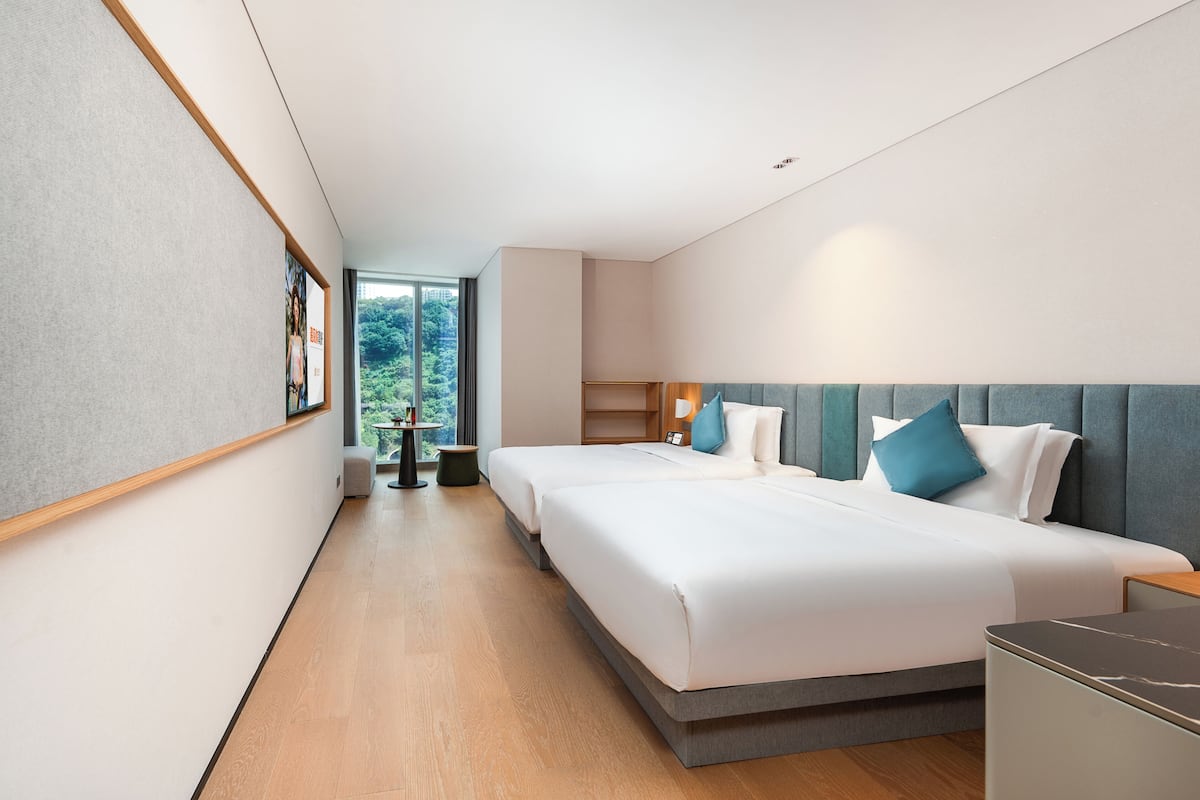 Minibar con artículos gratuitos y escritorio