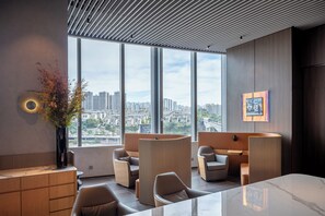 Se sirven desayunos, comidas y cocina china con vista a la alberca