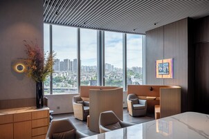 Breakfast, lunch, dinner served; Chinese cuisine, pool views 