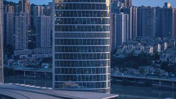 Un immeuble moderne de grande hauteur, doté d’une façade en verre et d’une enseigne bien visible.