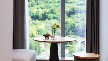 Luxury Twin Room, Mountain View | In-room dining