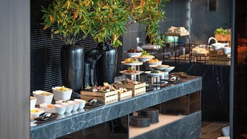 Daily buffet breakfast (CNY 128 per person)