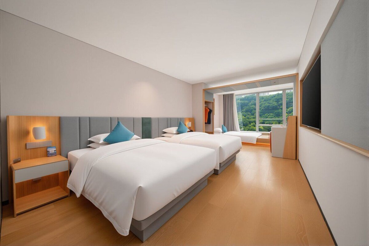 Mountain View Family Room (5 Guests)