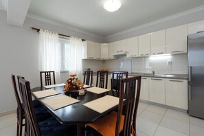 Family House, 4 Bedrooms, Sea Facing (Holiday Home Babina) | Dining room