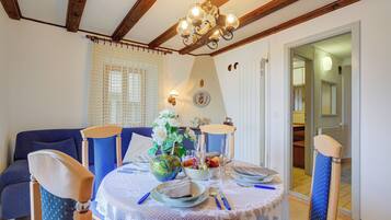 Familienapartment, Mehrere Schlafzimmer, Bergseite (Casa Patrizia) | Speisen