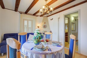 Family Apartment, Multiple Bedrooms, Mountainside (Casa Patrizia) | Dining