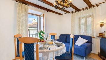 Family Apartment, 2 Bedrooms, Balcony, Mountainside (Casa Patrizia Caviano Gambarogno with) | Dining