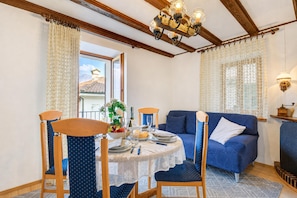 Apartamento família, 2 quartos, sacada, ao lado da montanha (Casa Patrizia Caviano Gambarogno with) | Opções para refeição