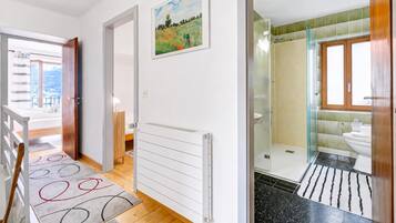 Familienapartment, 2 Schlafzimmer, Balkon, Bergseite (Casa Patrizia Caviano Gambarogno with) | Badezimmer