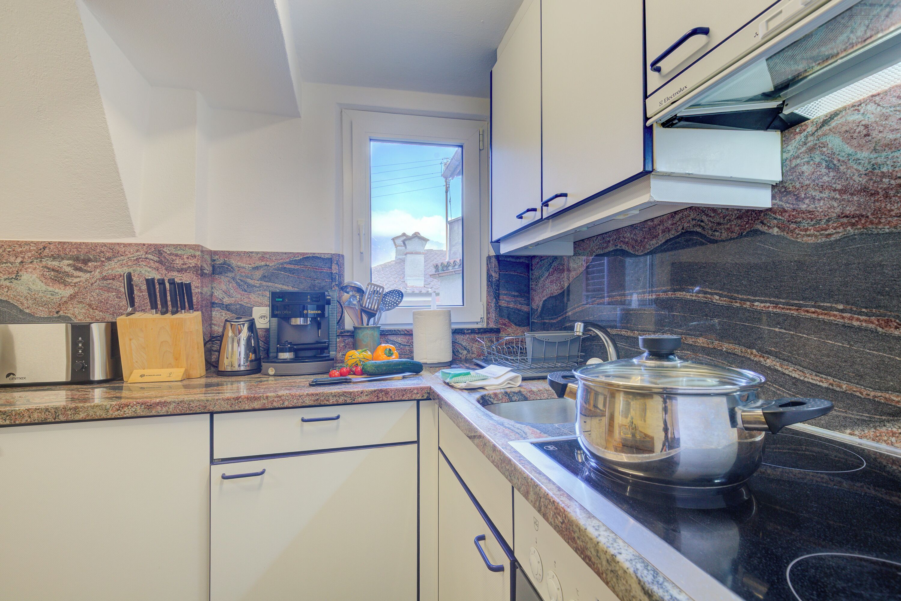 Familienapartment, Mehrere Schlafzimmer, Bergseite (Casa Patrizia) | Eigene Küche | Kühlschrank, Ofen, Herdplatte, Wasserkocher mit Kaffee-/Teezubehör