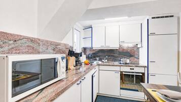 Familienapartment, 2 Schlafzimmer, Balkon, Bergseite (Casa Patrizia Caviano Gambarogno with) | Eigene Küche