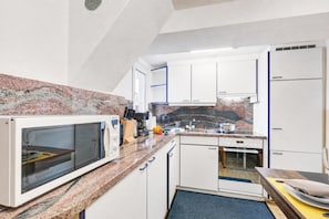 Family Apartment, 2 Bedrooms, Balcony, Mountainside (Casa Patrizia Caviano Gambarogno with) | Private kitchen - Casa Patrizia Caviano Gambarogno With Lake & Mountain Views (Gambarogno)