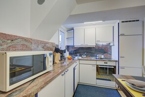 Kühlschrank, Ofen, Herdplatte, Wasserkocher mit Kaffee-/Teezubehör