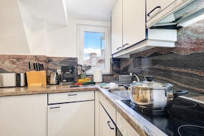 Apartamento família, 2 quartos, sacada, ao lado da montanha (Casa Patrizia Caviano Gambarogno with) | Cozinha privada