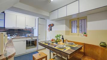 Réfrigérateur, four, plaque de cuisson, cafetière/bouilloire