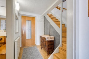 Apartamento família, 2 quartos, sacada, ao lado da montanha (Casa Patrizia Caviano Gambarogno with) | Parte interna
