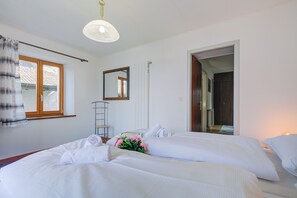 Family Apartment, Multiple Bedrooms, Mountainside (Casa Patrizia) | 2 bedrooms, bed sheets