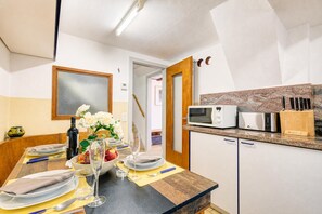 Family Apartment, 2 Bedrooms, Balcony, Mountainside (Casa Patrizia Caviano Gambarogno with) | Dining