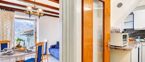Family Apartment, 2 Bedrooms, Balcony, Mountainside (Casa Patrizia Caviano Gambarogno with) | Dining