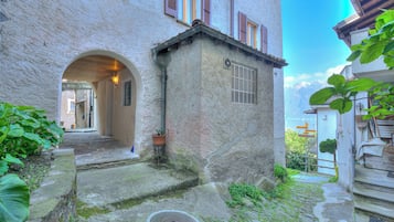 Familienapartment, Mehrere Schlafzimmer, Bergseite (Casa Patrizia) | Unterkunftsgelände