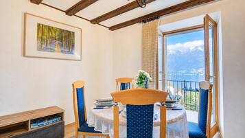 Family Apartment, 2 Bedrooms, Balcony, Mountainside (Casa Patrizia Caviano Gambarogno with) | Dining