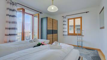 Family Apartment, 2 Bedrooms, Mountainside (Casa Patrizia) | 2 bedrooms, bed sheets