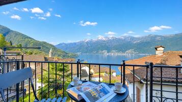 Familienapartment, 2 Schlafzimmer, Balkon, Bergseite (Casa Patrizia Caviano Gambarogno with) | Unterkunftsgelände